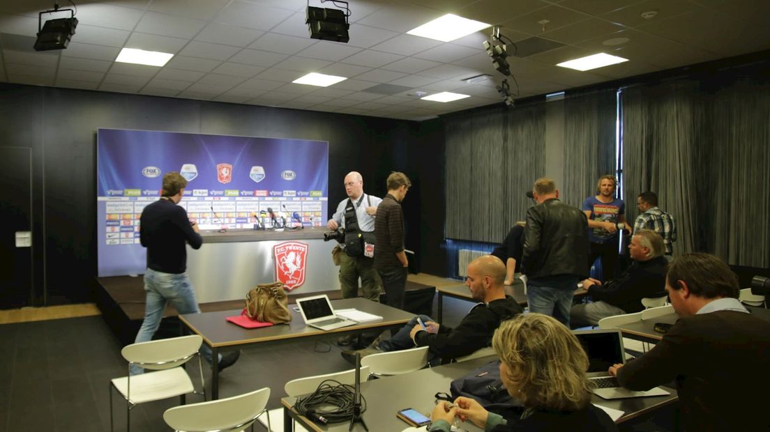 Voorbereiding voor persconferentie FC Twente