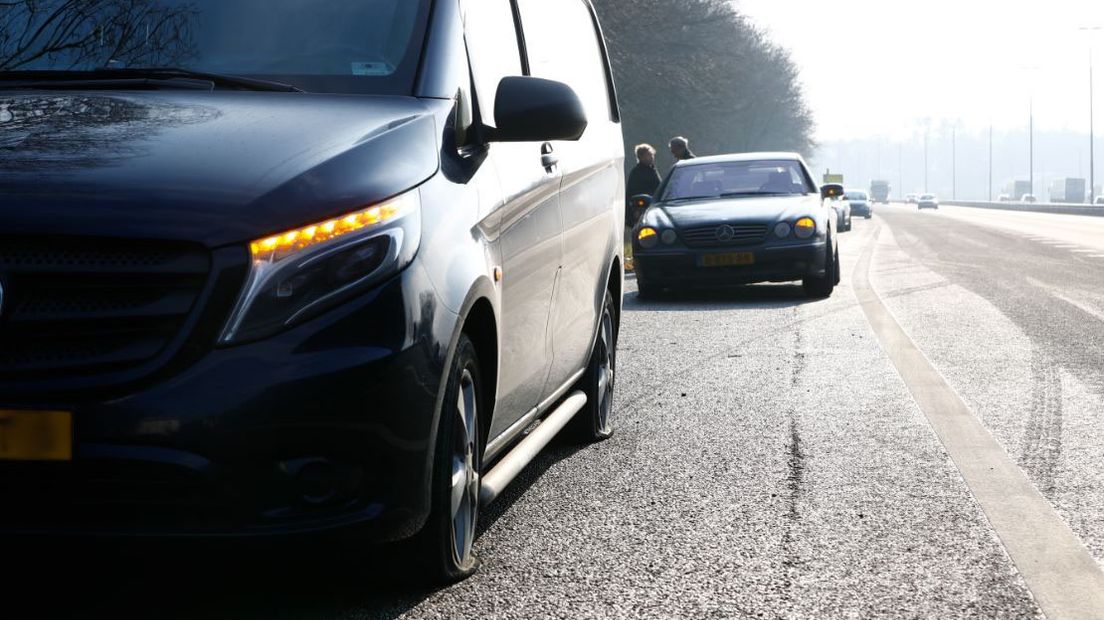 Een vrachtwagen heeft woensdag een stalen balk verloren op de A50 bij Heerde. Dat zorgde bij passerende auto's voor veel lekke banden en kapotte velgen.