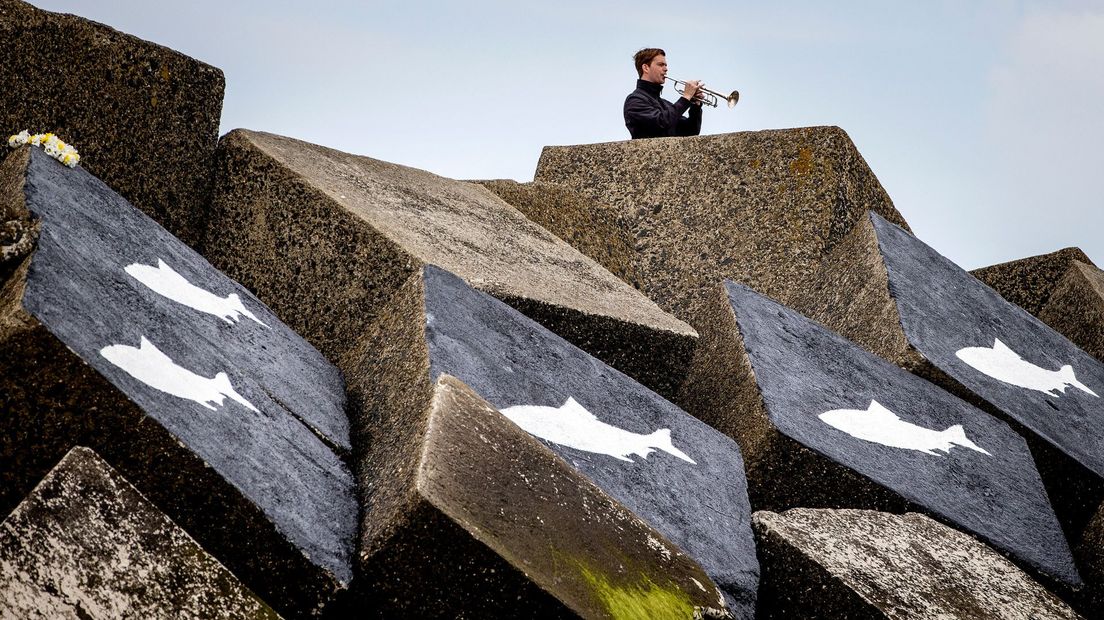 Op het Noordelijk Havenhoofd zijn de omgekomen surfers herdacht