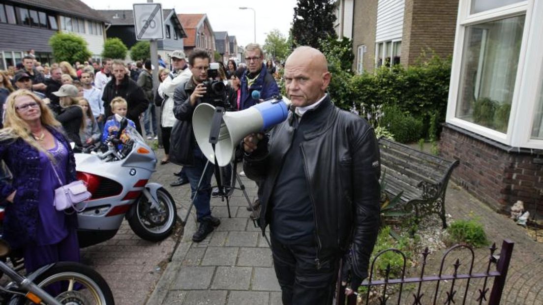 De Partij Rechten Kind wil maandagochtend demonstreren tegen het Arnhemse raadslid Van Meurs, veroordeeld voor het bezit en de verspreiding van kinderporno.