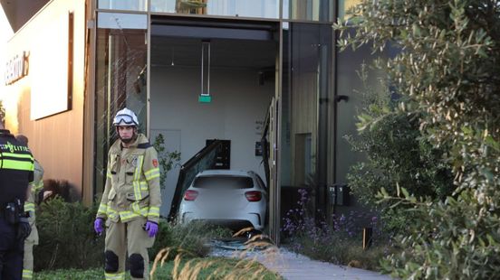 Auto rijdt bedrijfspand in, bestuurder vlucht