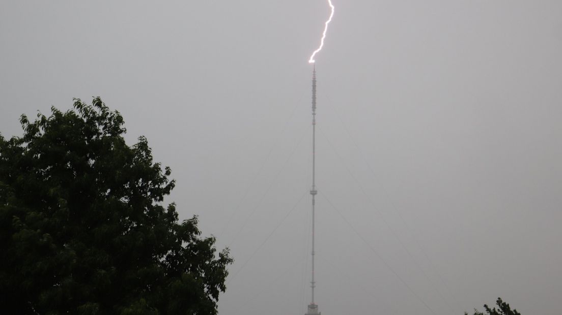 Bliksem slaat in de Gerbrandytoren