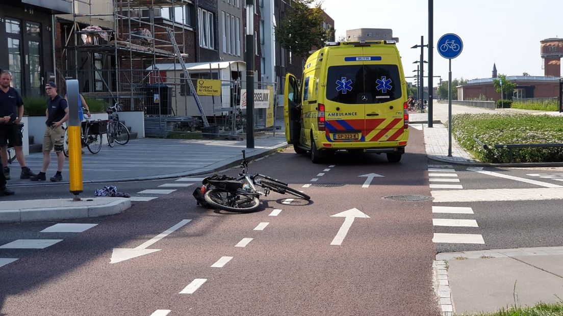 Auto en fietser botsen tegen elkaar in Enschede