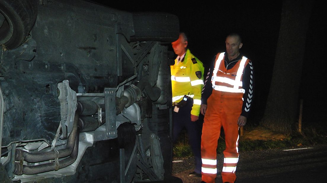 Auto op de kant na botsing tegen boom