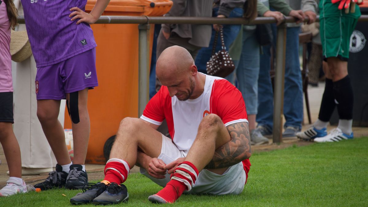 Rode kaart smet op openingsfeestje VV Emmen, FC Klazienaveen maakt laat gelijk