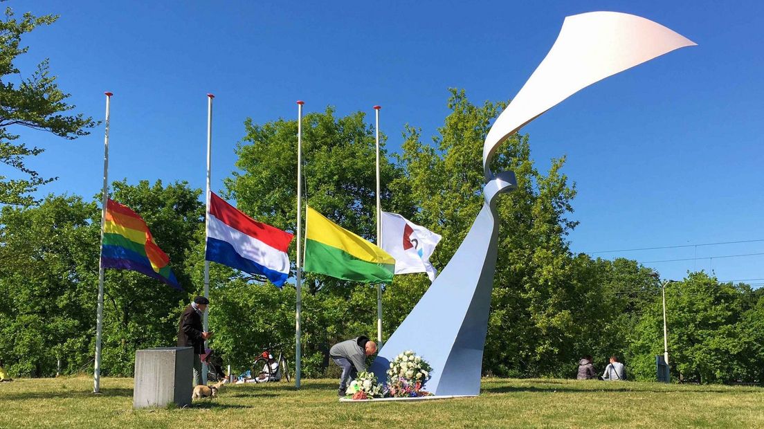 Herdenking bij het homomonument