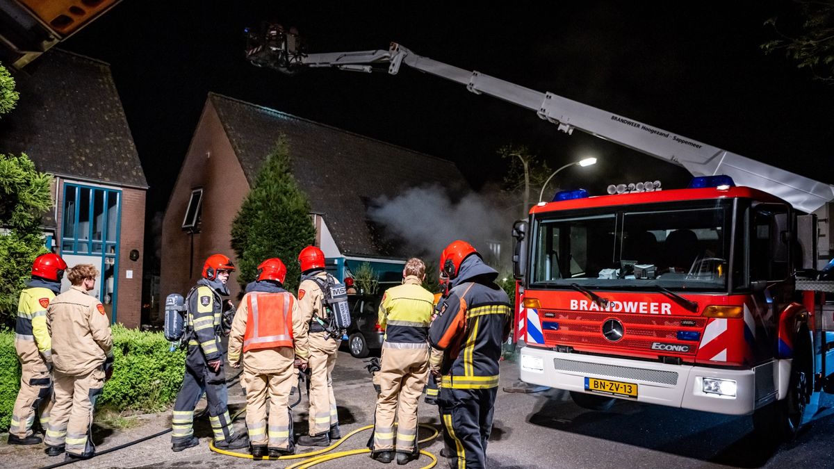 Brand in slaapkamer van woning Westerbroek, brandweer zet hoogwerker in