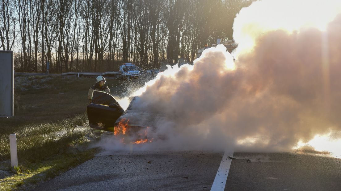 De brandweer kon niet voorkomen dat de auto compleet uitbrandde (Rechten: Persbureau Meter)