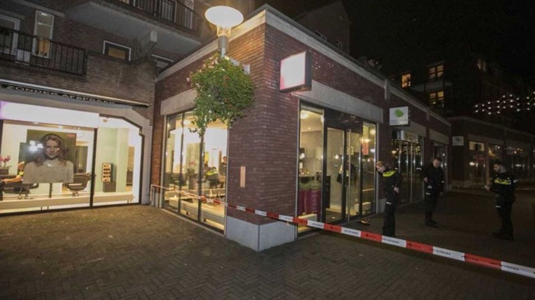 De overvallen kapperszaak in Apeldoorn.