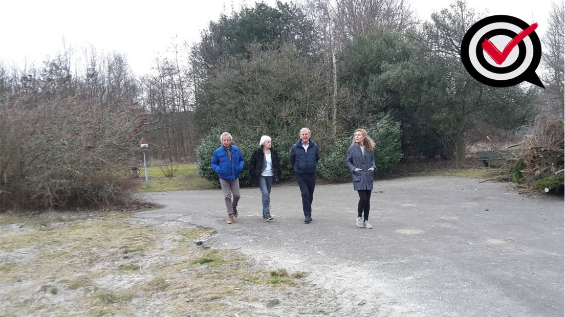 Leden bewonersgroep wandelen in park Schakenbosch.