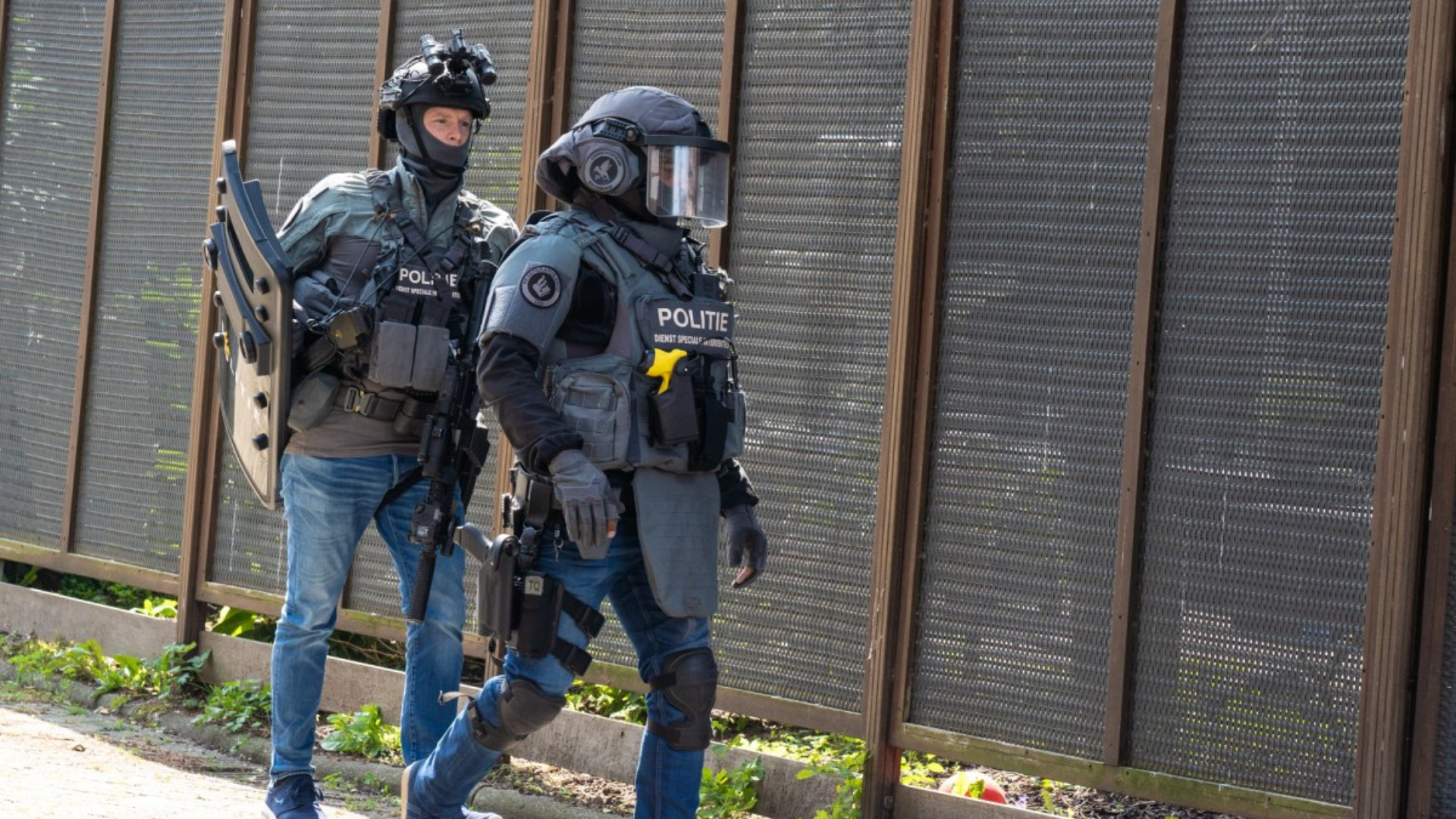 De politie tijdens de arrestatie