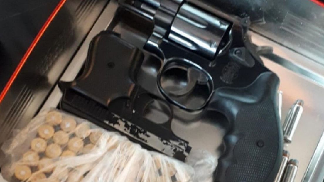 De politie heeft meerdere wapens in beslag genomen