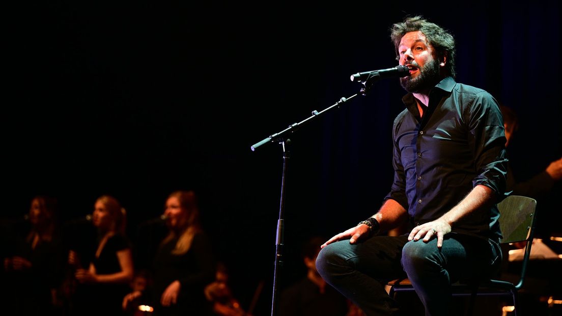 Hendrik Jan Bökkers zingt begeleid door het Artez Poporkest