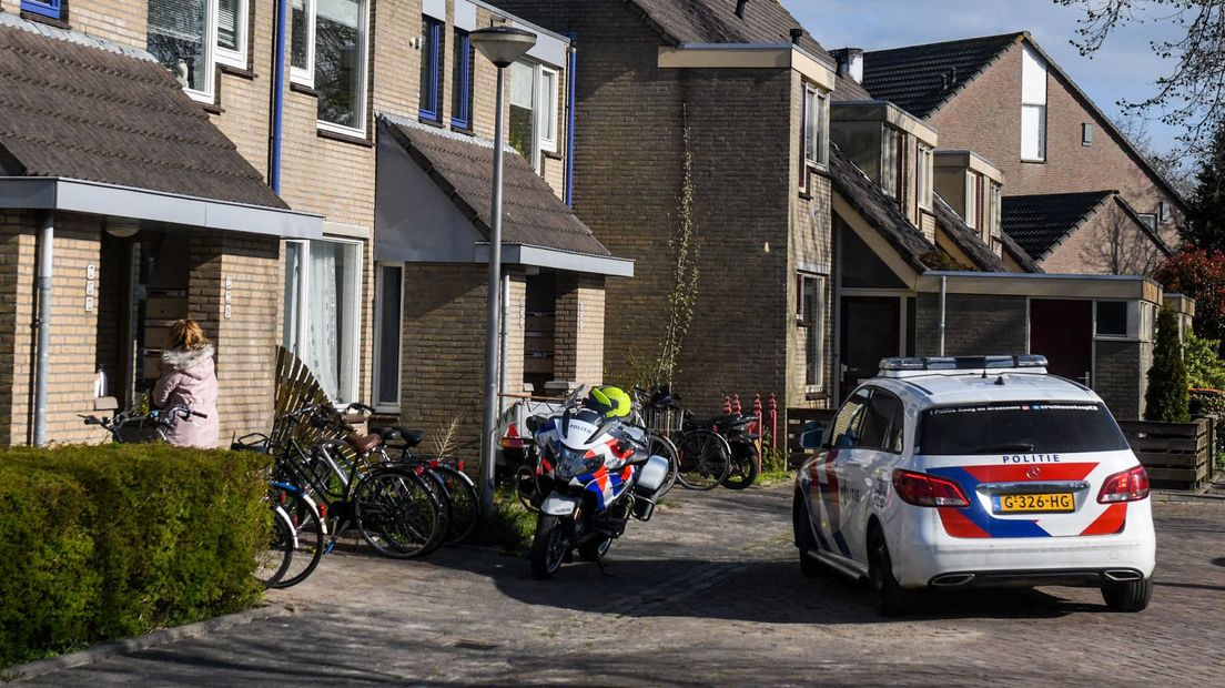 Er is politie aanwezig bij het huis