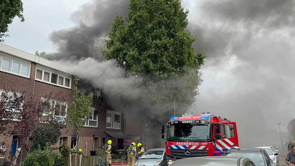 Veel rook bij brand in woning in Horst: acht huizen ontruimd