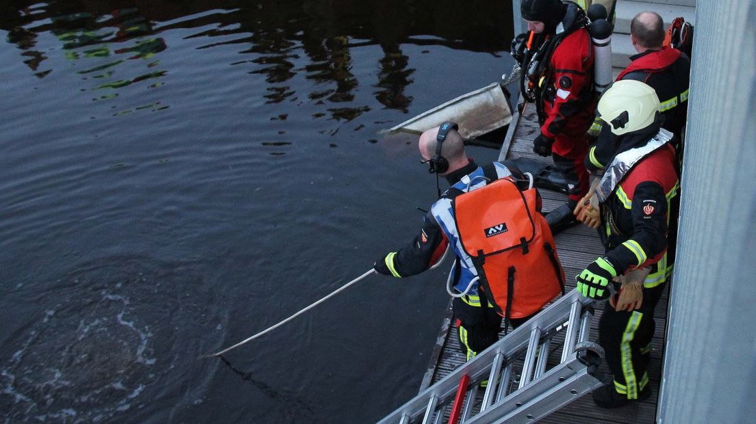 De brandweer zocht in het water (Rechten: Persbureau Meter)