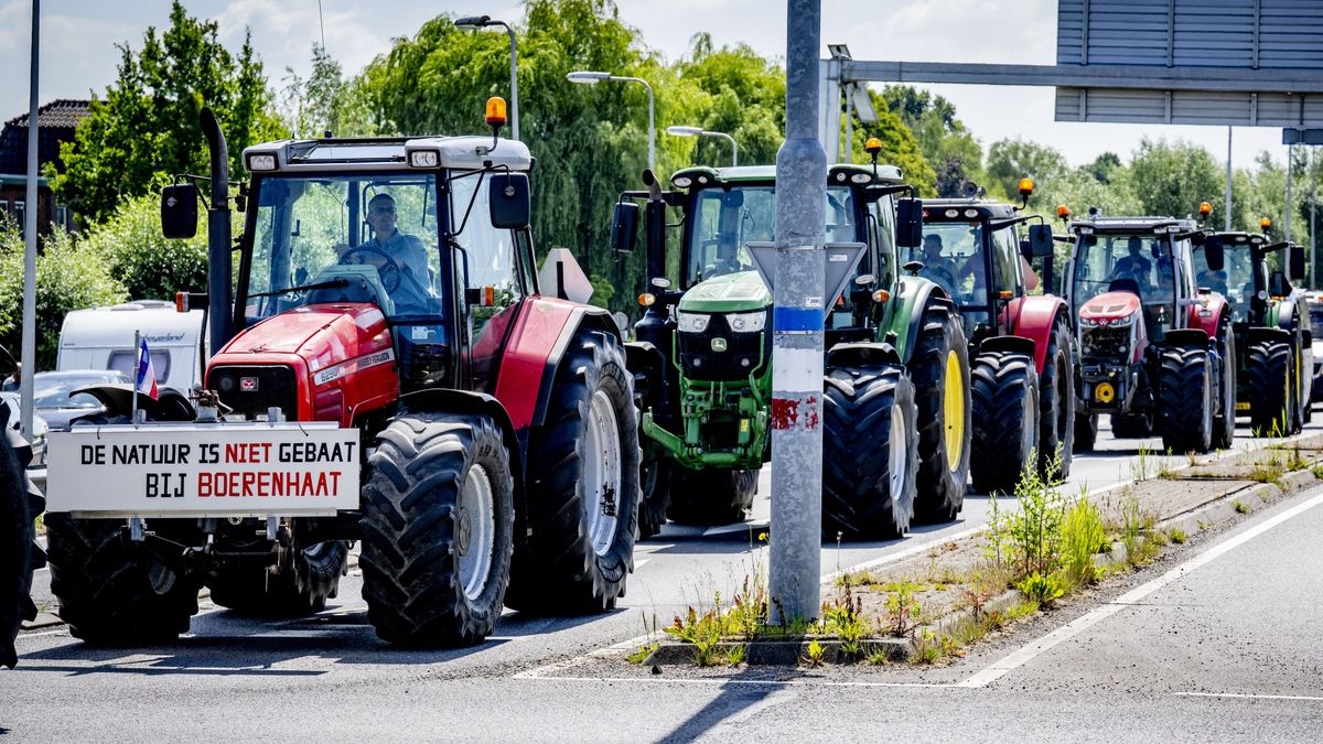 Tientallen trekkers onder politiebegeleiding onderweg naar Den Haag