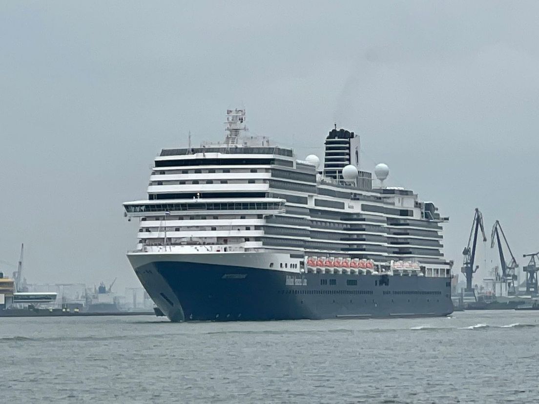 De MS Rotterdam onderweg naar de Cruise Terminal