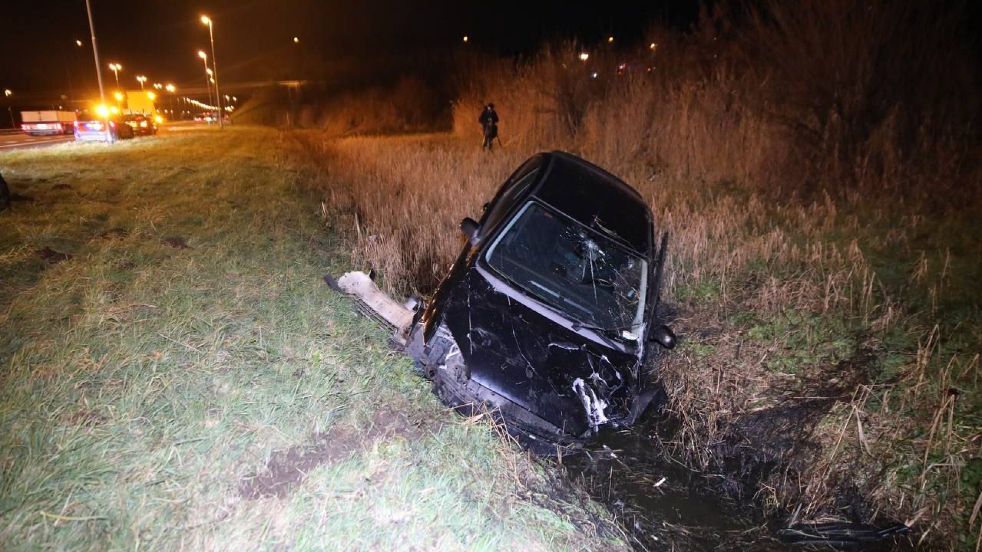 Auto schiet van A50 en belandt in sloot