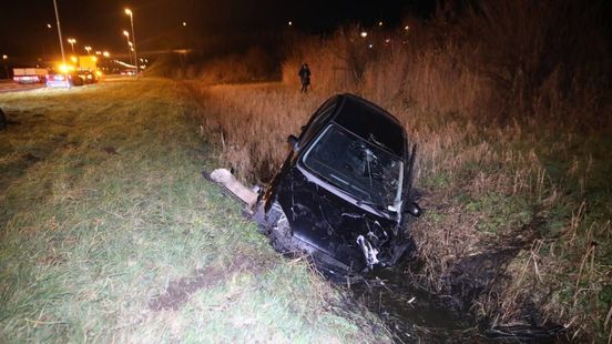 Auto schiet van A50 en belandt in sloot
