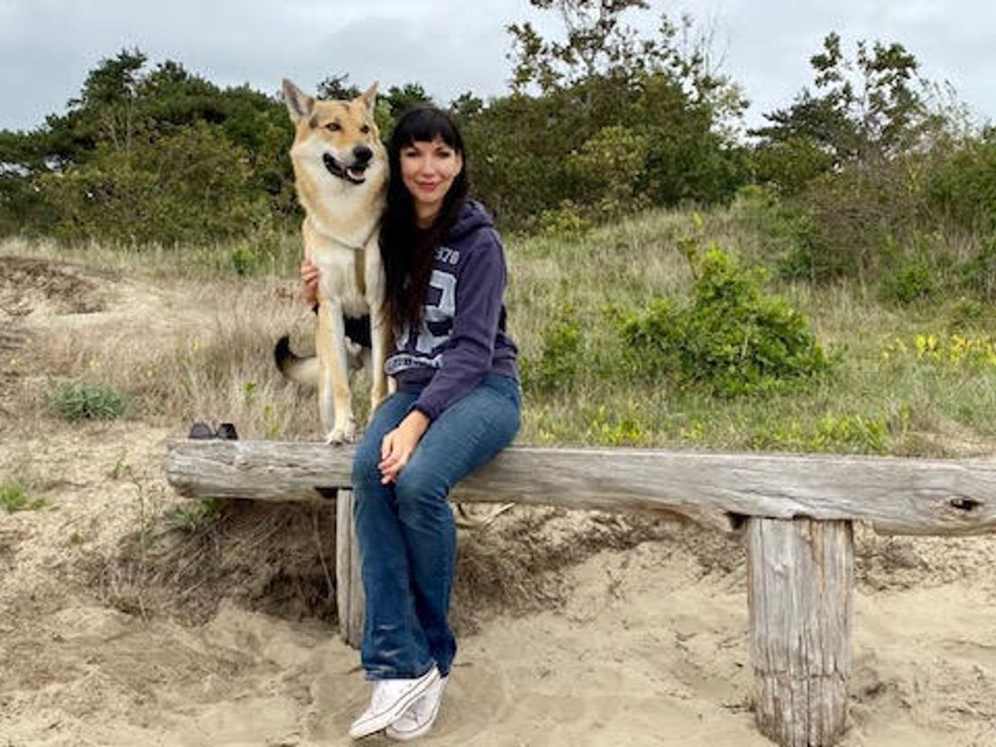 Judith Visser met haar wolfhond Marshall in het Waterbos bij Rockanje.