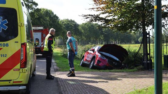 Auto rijdt greppel in