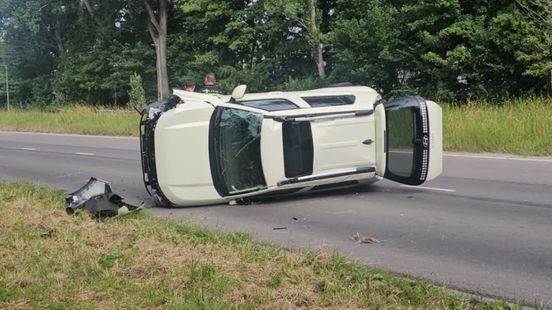 Auto op zijn kant langs N18 bij Haaksbergen na aanrijding. Auto op zijn kant langs N18 bij Haaksbergen na aanrijding.