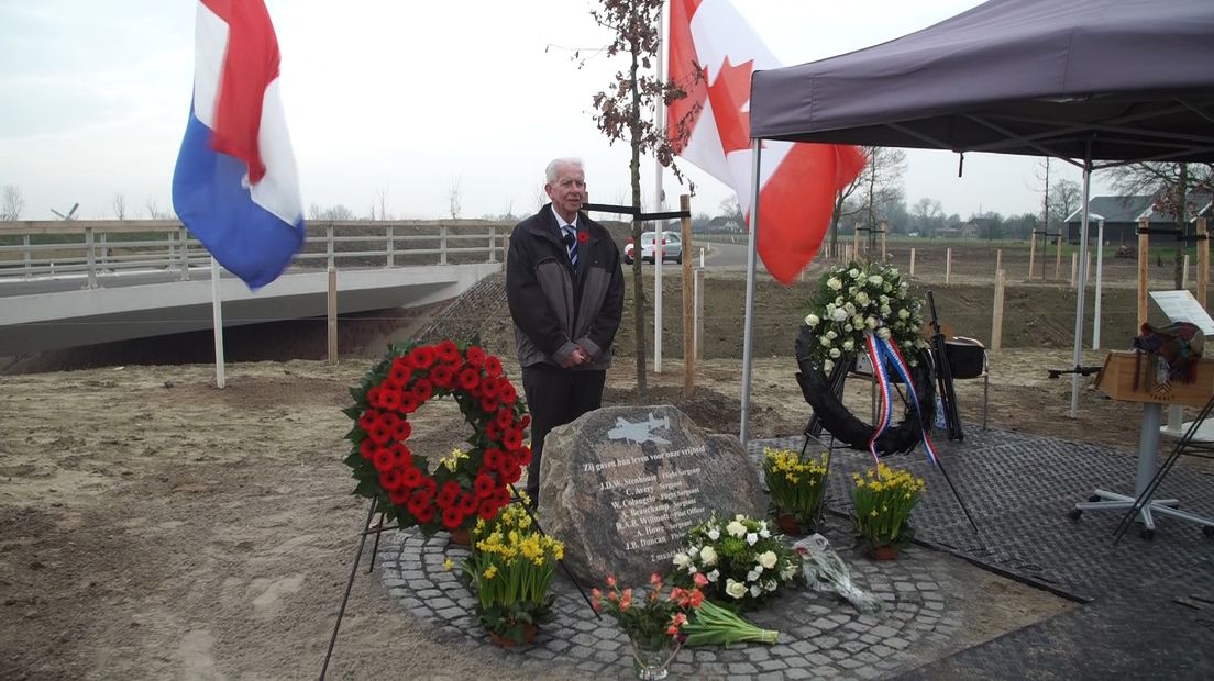 Een postuum eerbetoon voor zeven bemanningsleden van een Halifax-toestel dat 76 jaar geleden crashte in een akker bij de Klarenbeekseweg in Voorst. Zaterdag 2 maart werd er een monument onthuld om de zeven omgekomen bemanningsleden te herdenken. De piloot wist destijds te voorkomen dat het toestel een boerderij raakte en vermeed zo een nog grotere ramp.