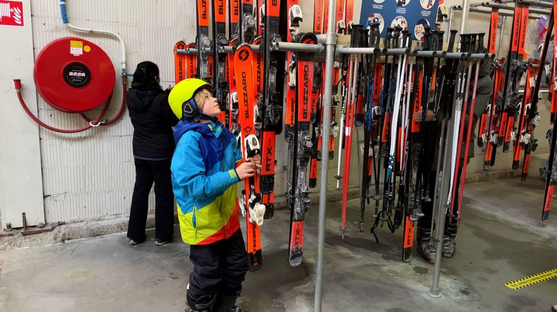 De lift moet je er zelf maar bij denken in deze indoorskihal op industriegebied Lage Weide