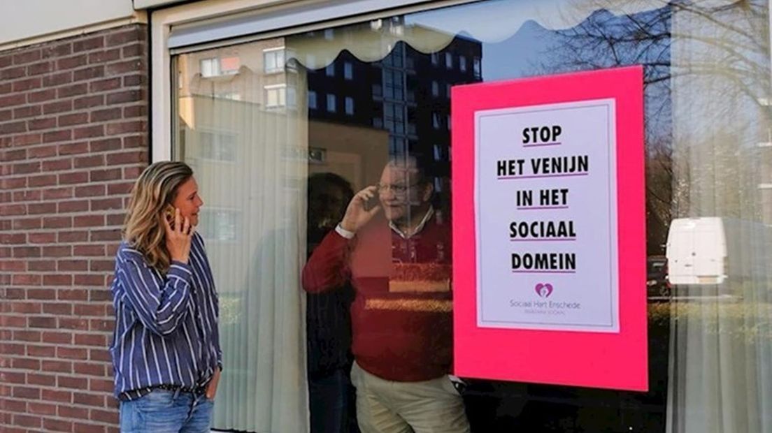 René Beunders achter het raam van zijn woonhuis tijdens opnames van het programma Opstandelingen