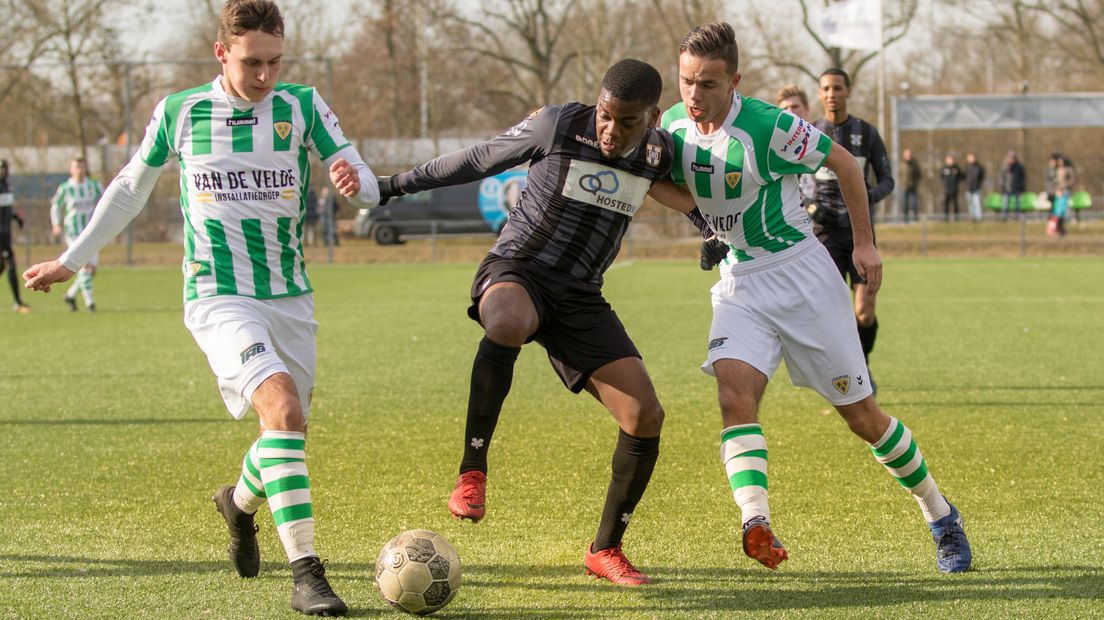 Xander van der Poel (l) en Valentijn van Keulen (r) maken het Rohaindrick Hooi van SHO lastig