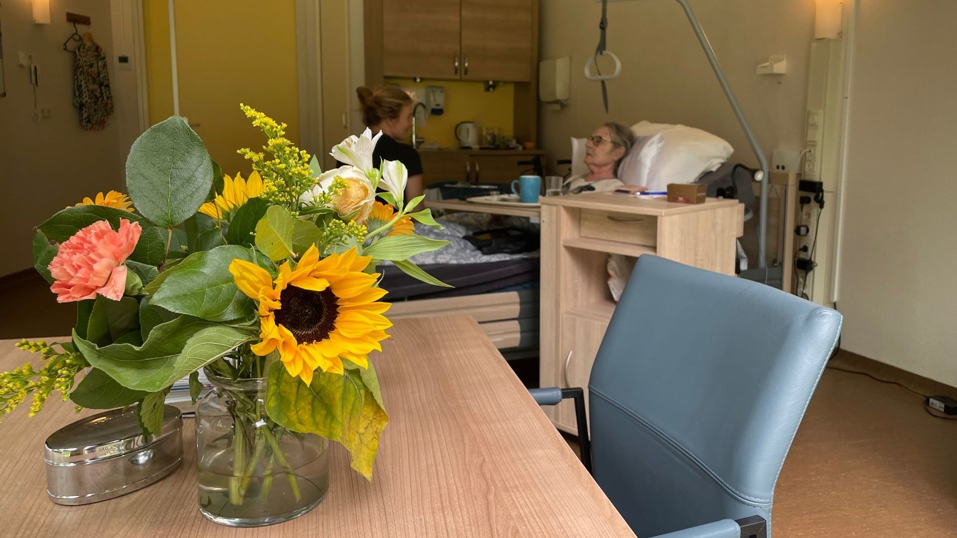 Een gast en verpleegkundige in Hospice Rozenheuvel