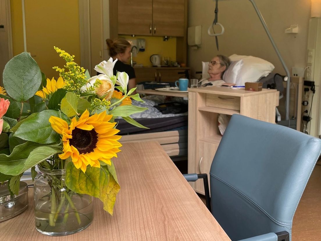 Een gast en verpleegkundige in Hospice Rozenheuvel