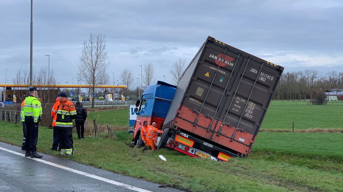 Een vrachtwagen is maandagmorgen van de weg geraakt en in een greppel beland langs de A2 bij het benzinestation De Lucht ter hoogte van Bruchem. Daardoor is de afrit Zaltbommel in de richting Utrecht dicht tot aan het begin van de middag. Ook is het tankstation niet bereikbaar.