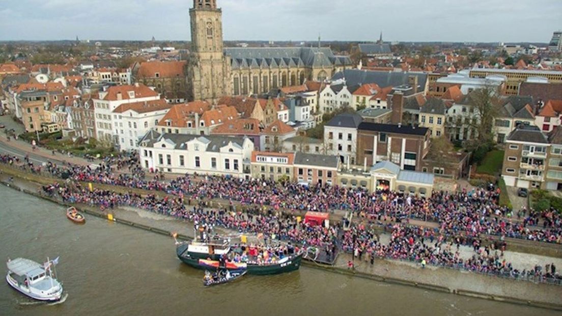 Traditiegetrouw meert de sint in Deventer aan om zijn ronde door de eeuwenoude binnenstad te maken.