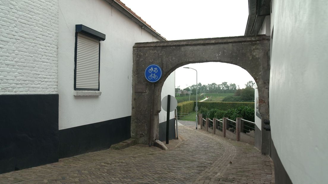 Dit poortje is het enige dat nog over is van kasteel het Tolhuis.