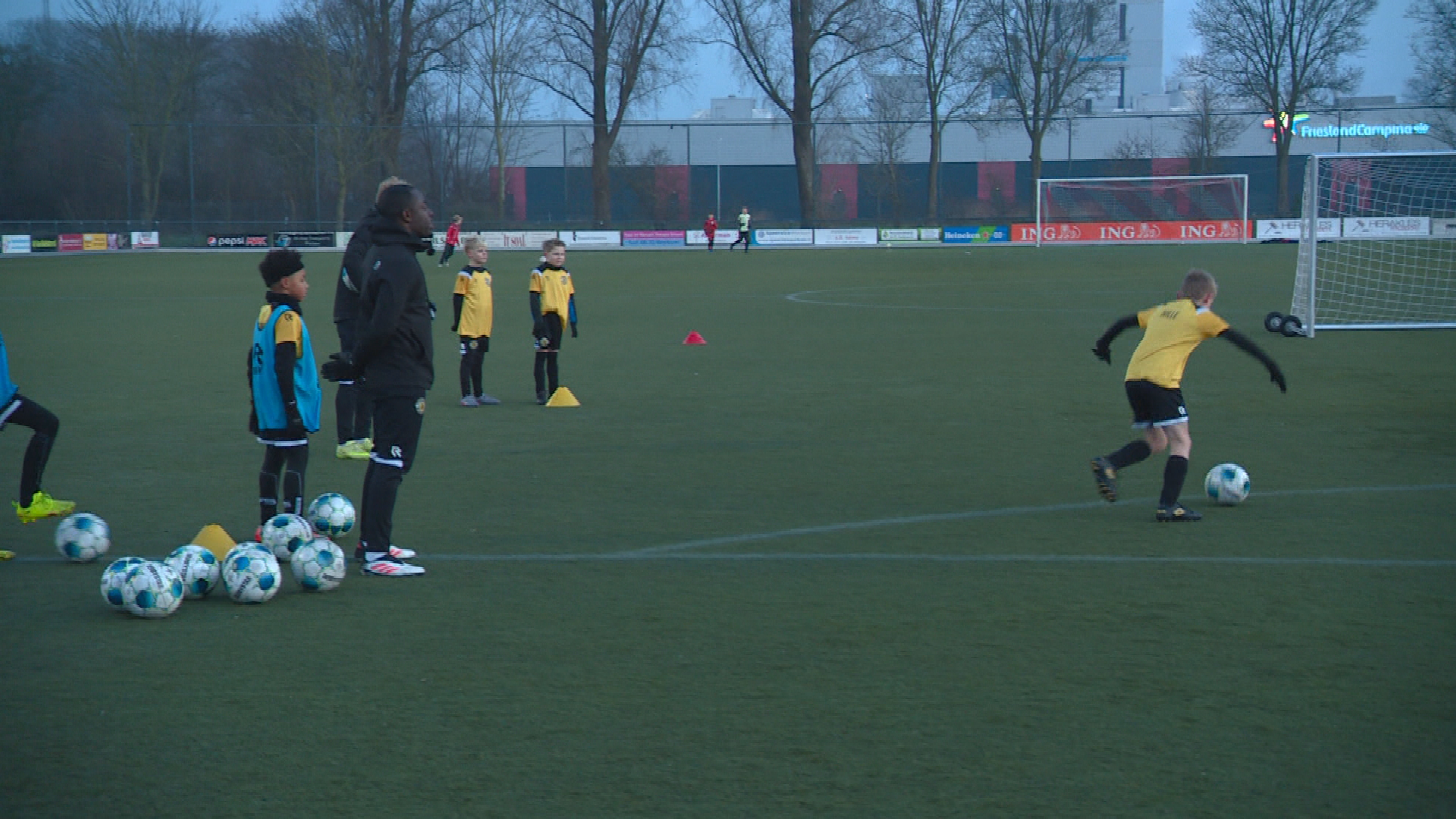 Er wordt ook geoefend met doeltrappen