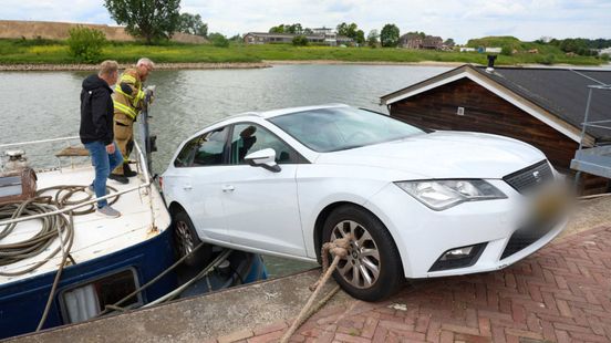 Auto rolt van parkeerplaats en belandt op boot