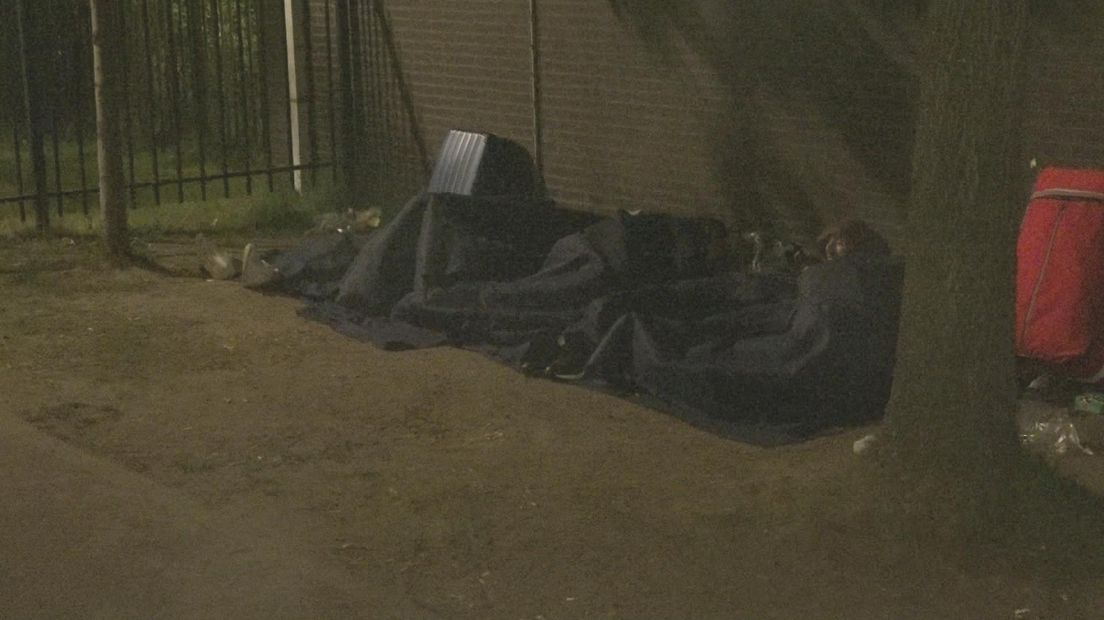 asielzoekers slapen op de grond voor bij het aanmeldcentrum in Ter Apel