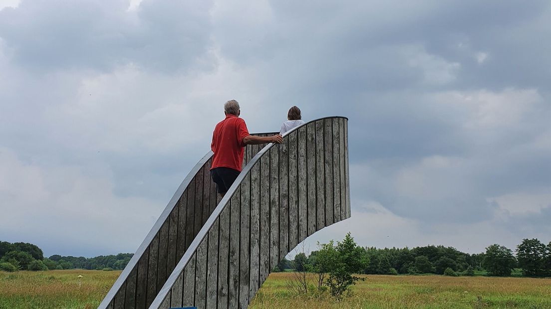 Opa en kleinzoon beklimmen een uitkijktoren bij het Oostervoortsediep