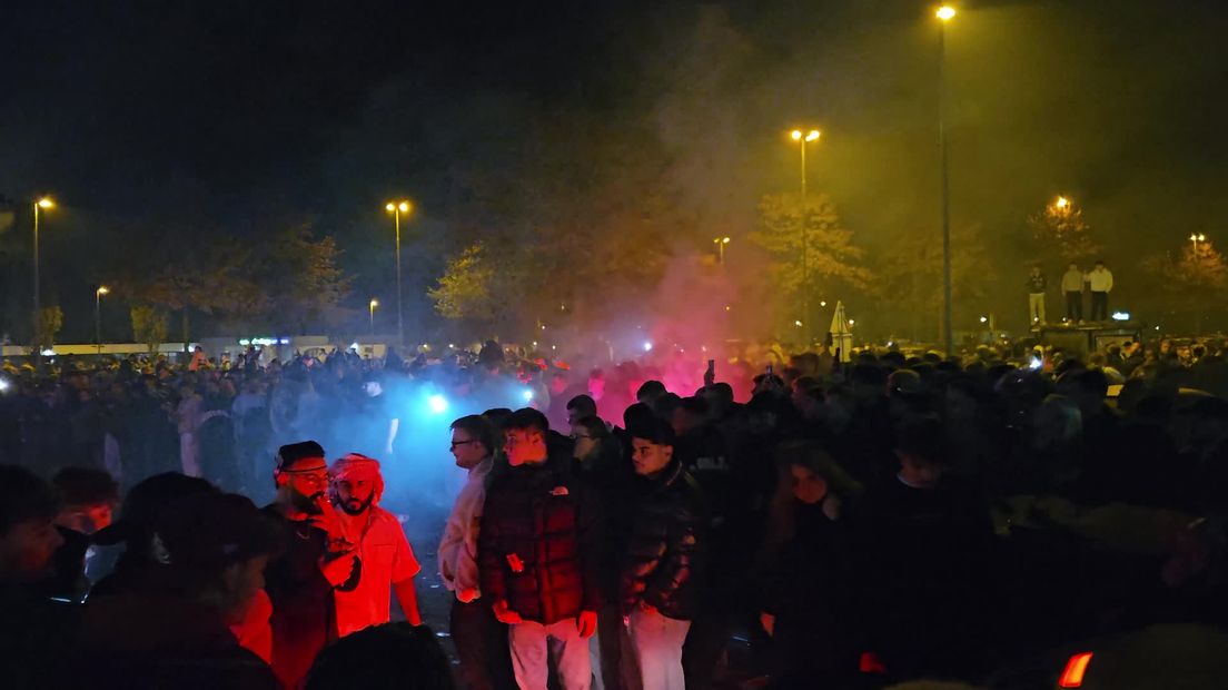 Grote 'car meeting' op Oude Meerdijk in Emmen: 'Grimmige sfeer en vuurwerk'