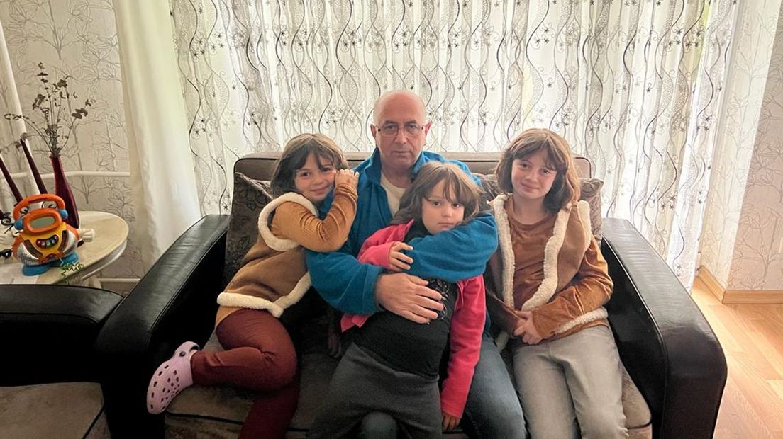 Voormalig Enschedeër Mustafa Kiranli met zijn drie kinderen