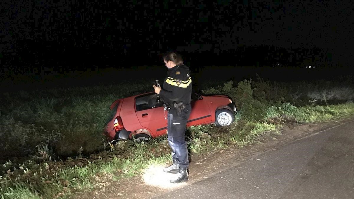 Auto in de sloot in Fleringen, bestuurder gewond