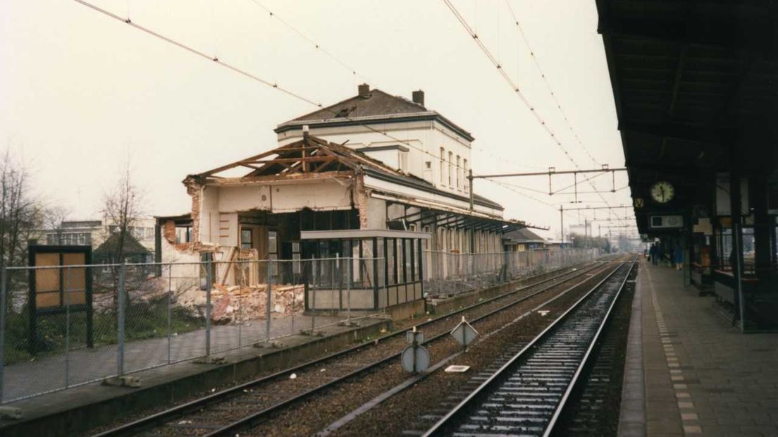 De sloop van het eerste Asser station in april 1988. (Rechten: Asser Historische Vereniging / Rene de Vries)