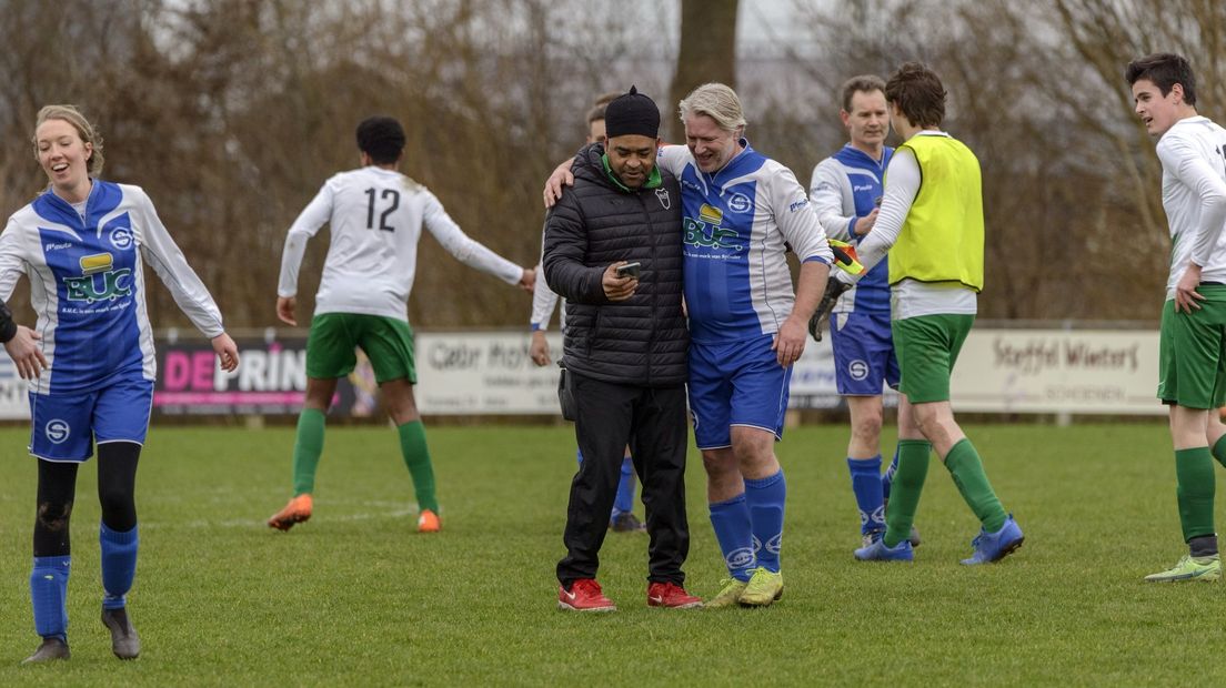 SIOS-speler en -leider Chienes Metus maakt na afloop van de wedstrijd tegen DIO Groningen 7 een dolletje met de DIO-leider