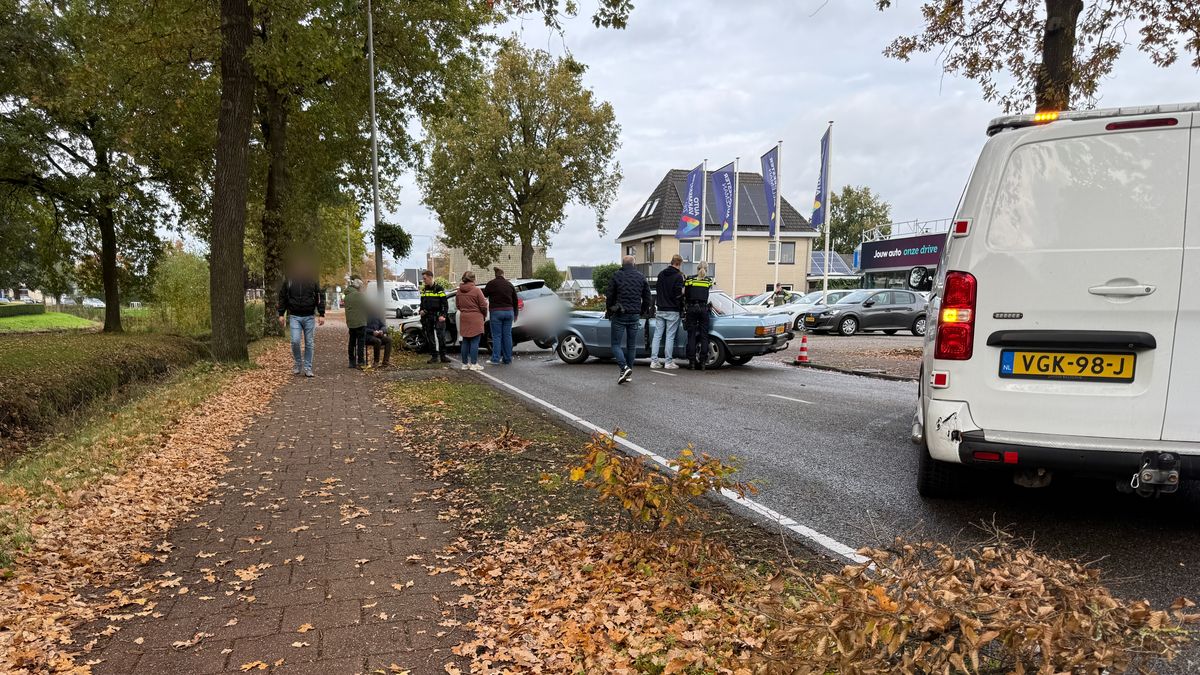 Twee auto's op elkaar gebotst in Nieuwleusen, gewonde naar ziekenhuis