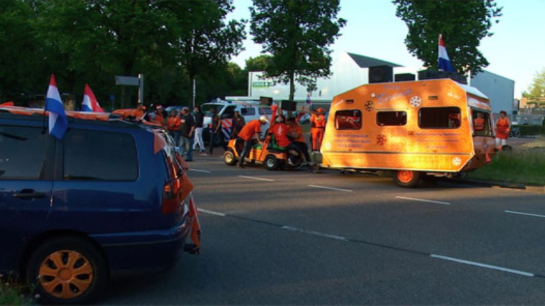 De rotonde in de Apeldoornse wijk De Maten werd maandagavond om veiligheidsredenen afgesloten voor voertuigen, zo meldt de gemeente Apeldoorn.Voetbalfans waren boos dat de gemeente verbood om met voertuigen rondjes over de rotonde te rijden na de wedstrijd.