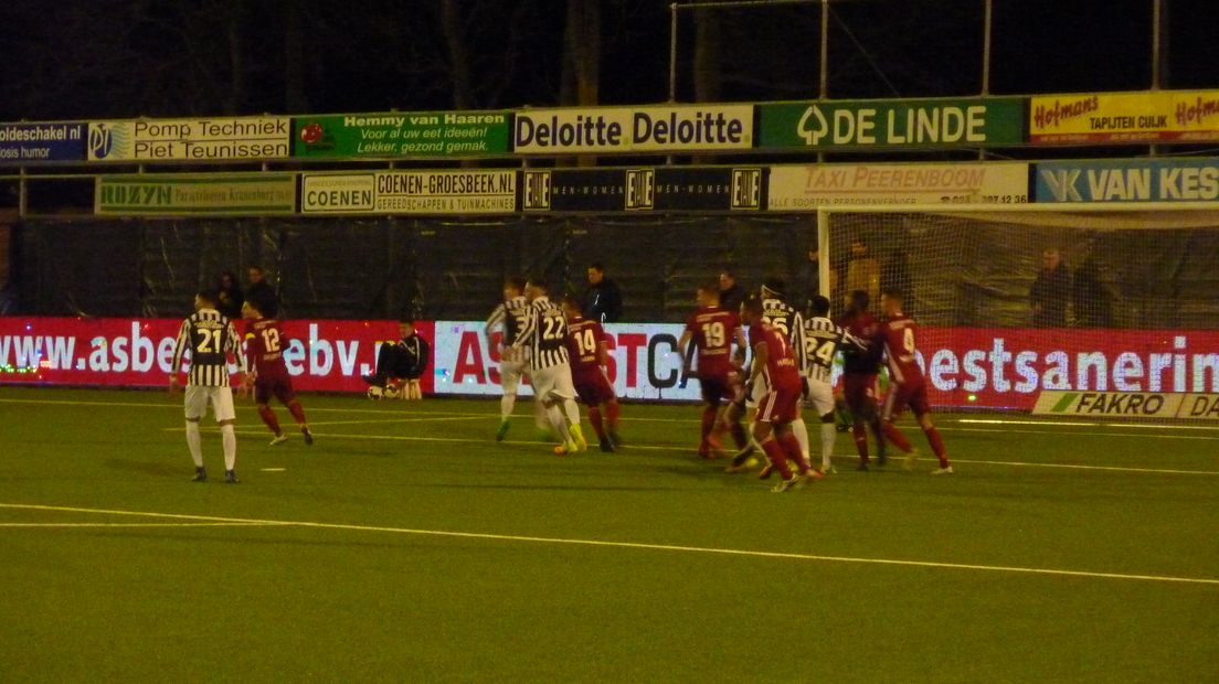 Achilles '29 heeft thuis tegen Almere City met 3-3 gelijkgespeeld. De ploeg verliest daardoor terrein op de nummer voorlaatst Dordrecht, dat verrassend won.