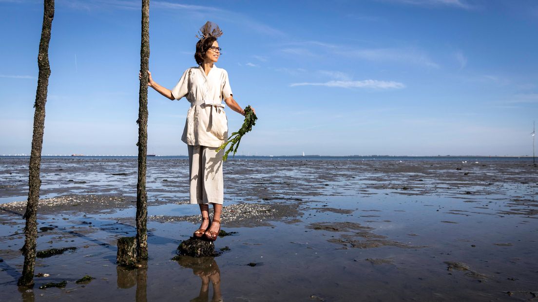 Carla Dik-Faber in een outfit van wier uit de Oosterschelde.