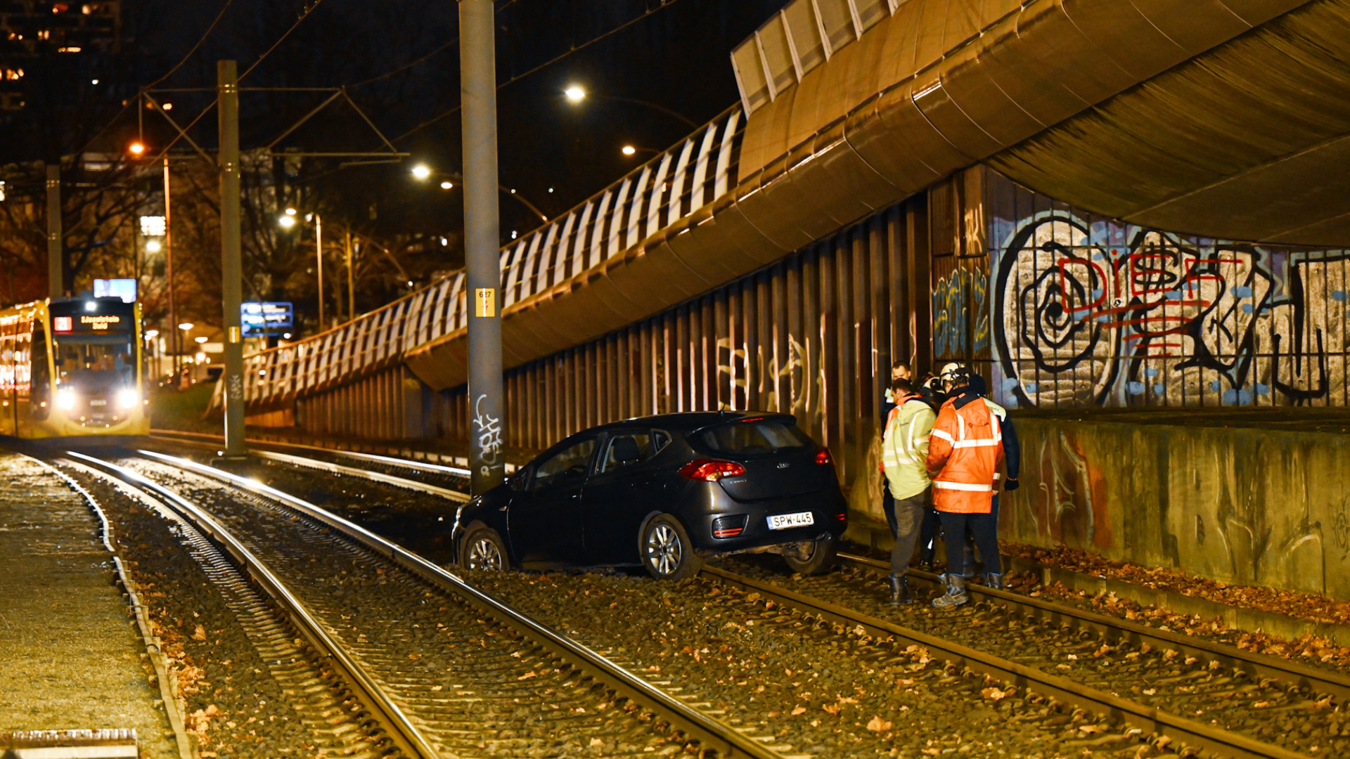 Automobilist vergist zich en rijdt trambaan Utrecht op